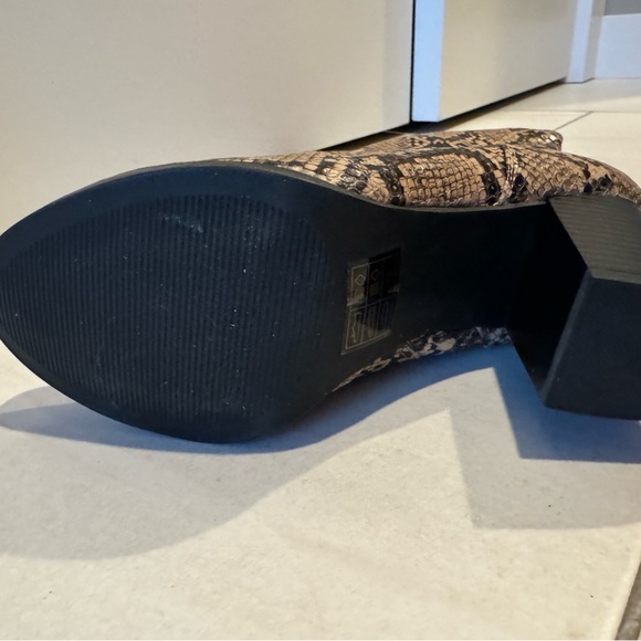 Wide calf snake skin knee high boots - Picture 4 of 5